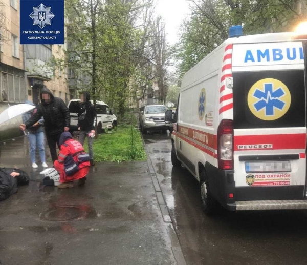 На Сегедской Volkswagen попал в ДТП, выехал на тротуар, сбил пешехода и врезался в дерево. Фото