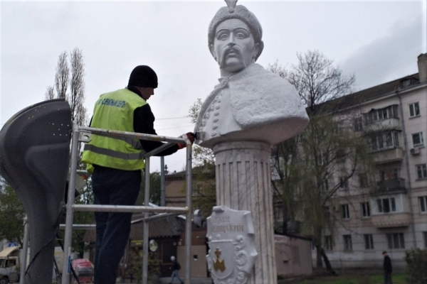 Одесские коммунальщики ремонтируют и моют памятники 