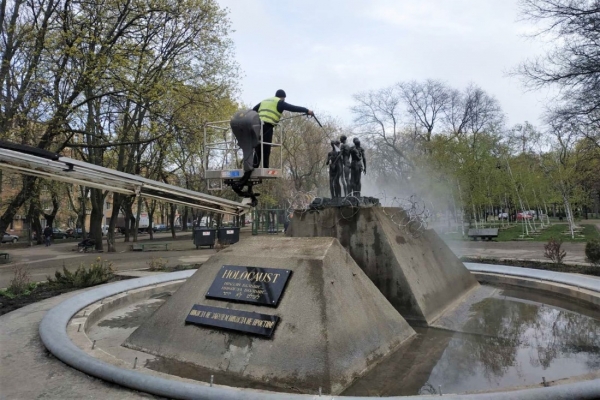 Одесские коммунальщики ремонтируют и моют памятники 