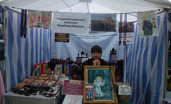 Одесский монастырь устроил выставку икон, матрёшек и павловопосадских платков