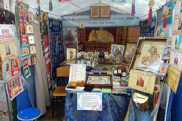 Одесский монастырь устроил выставку икон, матрёшек и павловопосадских платков