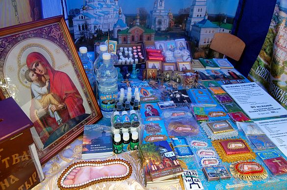Одесский монастырь устроил выставку икон, матрёшек и павловопосадских платков