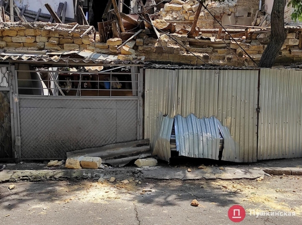 В Одессе обрушилось 2-этажное нежилое здание: пострадали автомобили. Фото