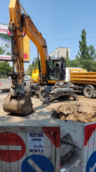 Не прошло и недели: в Одессе начала латать провал на Черёмушках