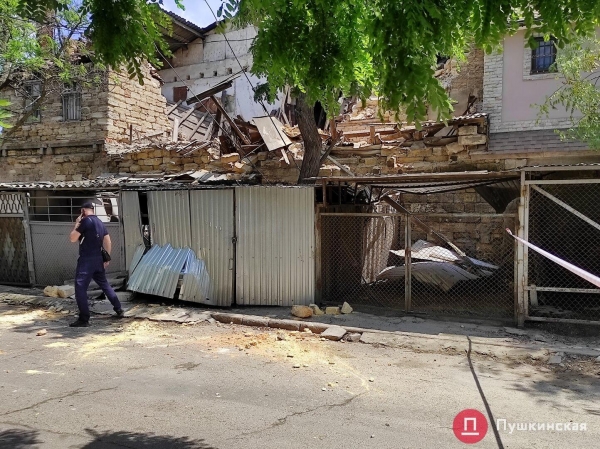 В Одессе обрушилось 2-этажное нежилое здание: пострадали автомобили. Фото