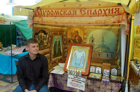 Одесский монастырь устроил выставку икон, матрёшек и павловопосадских платков