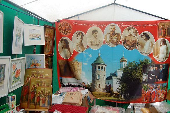 Одесский монастырь устроил выставку икон, матрёшек и павловопосадских платков