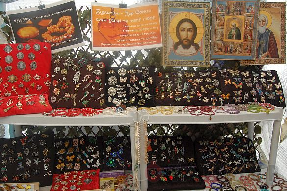 Одесский монастырь устроил выставку икон, матрёшек и павловопосадских платков