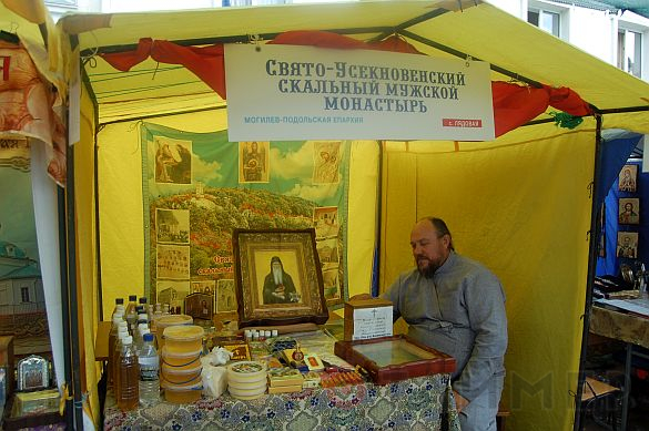 Одесский монастырь устроил выставку икон, матрёшек и павловопосадских платков