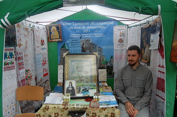Одесский монастырь устроил выставку икон, матрёшек и павловопосадских платков
