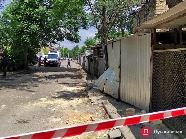 В Одессе обрушилось 2-этажное нежилое здание: пострадали автомобили. Фото