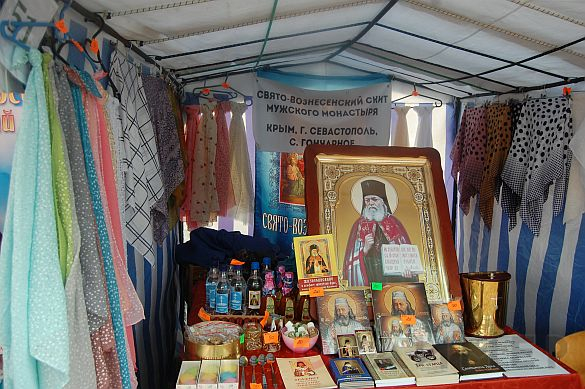 Одесский монастырь устроил выставку икон, матрёшек и павловопосадских платков