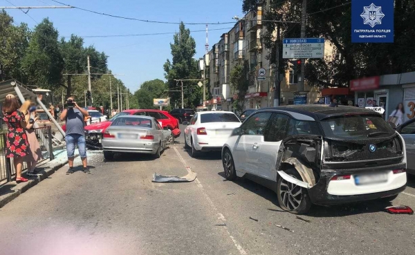На 4-й станции Фонтана произошло ДТП: BMW ударило 3 авто и почти снесло остановку. Фото