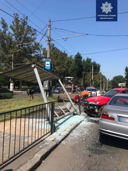 На 4-й станции Фонтана произошло ДТП: BMW ударило 3 авто и почти снесло остановку. Фото