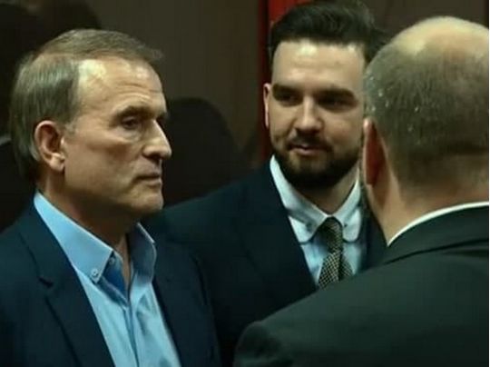 Кузьмін зв’язав нову підозру Медведчуку та спробу його заарештувати з офшорним скандалом Зеленського