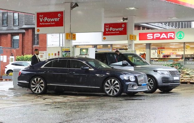 Водій Кріштіану Роналду на дорогому Bentley сім годин простояв на заправці
