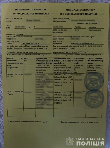 В Одессе медики с посредником продавали Covid-сертификаты за 2 тыс грн: их задержали. Видео