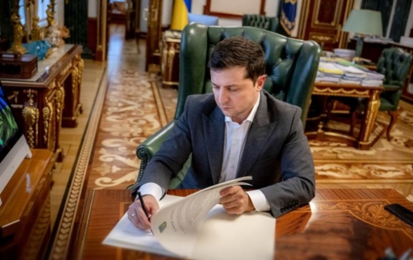 Зеленский подписал закон о деолигархизации