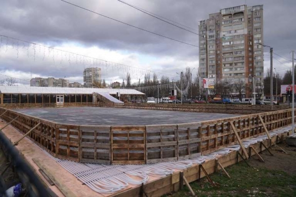 На Маршала Жукова обустраивают каток