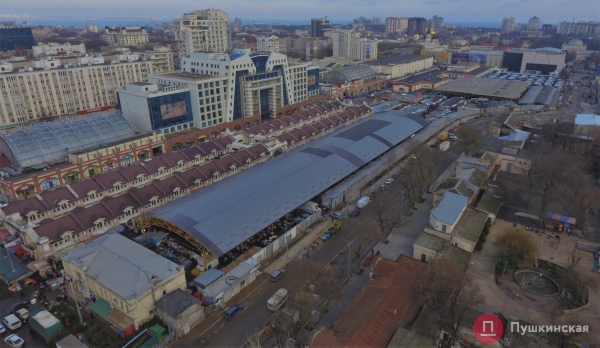 Спустя 20 месяцев Новощепной ряд снова можно проехать насквозь, но с парковкой — проблемы. Фото
