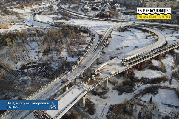 30 вантажівок випробували якість «Великого будівництва» на вантовому мосту у Запоріжжі