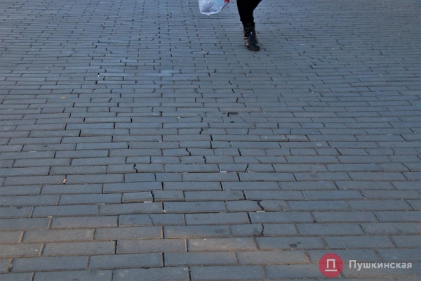 Спустя 20 месяцев Новощепной ряд снова можно проехать насквозь, но с парковкой — проблемы. Фото