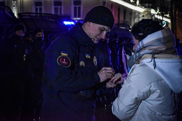 В Одессе нацгвардеец сделал предложение любимой прямо в Новогоднюю ночь
