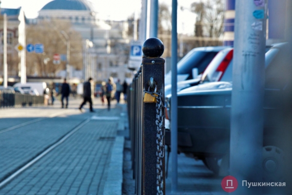Спустя 20 месяцев Новощепной ряд снова можно проехать насквозь, но с парковкой — проблемы. Фото