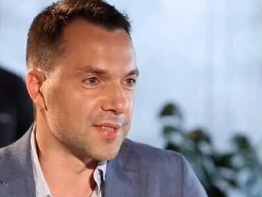 Назвали «професійним провокатором»: Арестович несподівано з'явився у базі «Миротворця»
