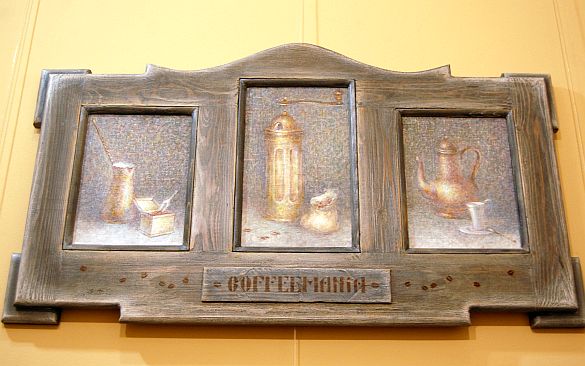 Одесский художник показал портреты прекрасных дам и натюрморты с кофемолками
