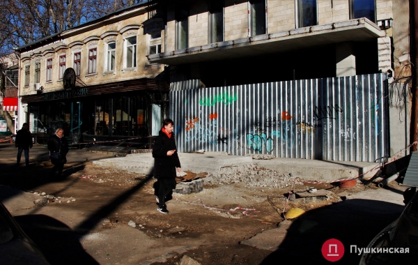 Тротуар перед нахалстроем в центре Одессы наконец-то освободили от развалин незаконной пристройки: фото до и после