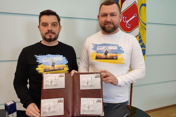 На одесском главпочтамте теперь можно купить марку "Русский военный корабль, иди...!"