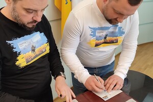 На одесском главпочтамте теперь можно купить марку "Русский военный корабль, иди...!"