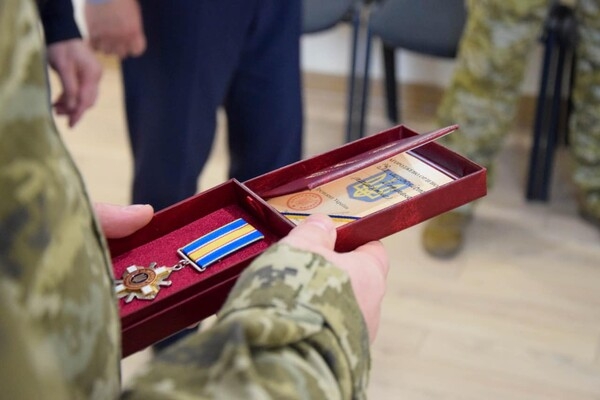 Маме погибшего пограничника из Одесской области вручили его посмертную награду "За мужество"