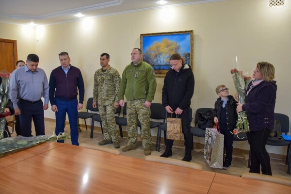 Маме погибшего пограничника из Одесской области вручили его посмертную награду "За мужество"