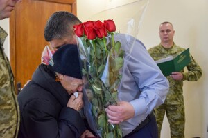 Маме погибшего пограничника из Одесской области вручили его посмертную награду "За мужество"