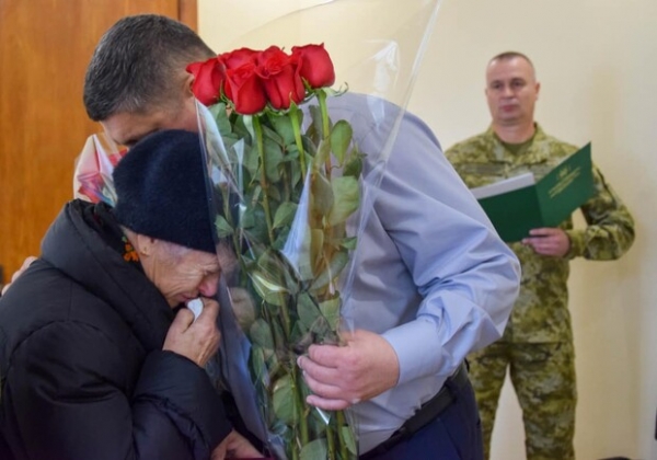 Маме погибшего пограничника из Одесской области вручили его посмертную награду "За мужество"