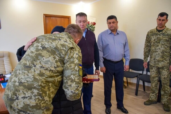 Маме погибшего пограничника из Одесской области вручили его посмертную награду "За мужество"