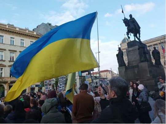 Декілька країн продовжили тимчасовий захист українців: що відомо