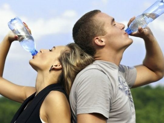 Через хронічне зневоднення з’являються зморшки: скільки води треба випивати щодня