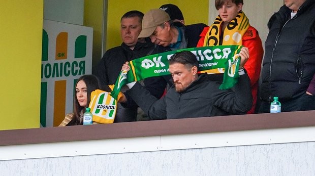 Пхнув жінку-арбітра у спину: відео підлого вчинку з чемпіонату України