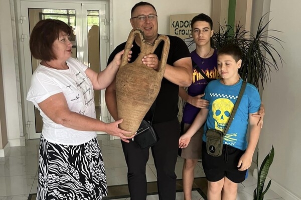 Переселенцы из Херсона нашли на "Ланжероне" византийскую амфору