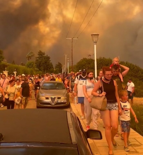 Пекло в Греції: масштабні лісові пожежі змусили евакуювати з острова Родос тисячі туристів