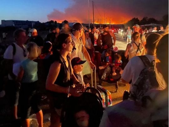 Пекло в Греції: масштабні лісові пожежі змусили евакуювати з острова Родос тисячі туристів