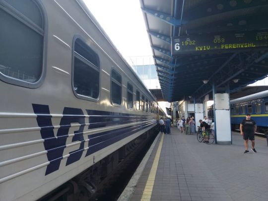«Укрзализныця» повністю змінює графіки поїздів у напрямку Польщі: що важливо знати пасажирам