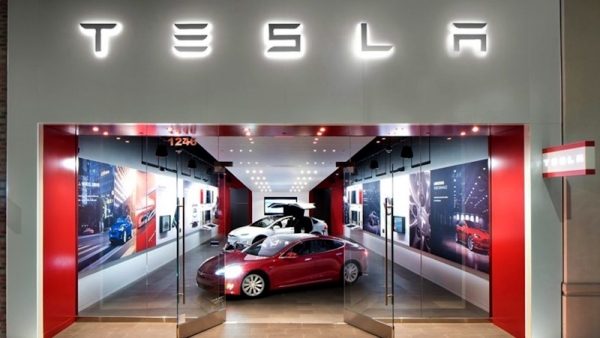 Вандализм в автосалоне Tesla в Белфасте